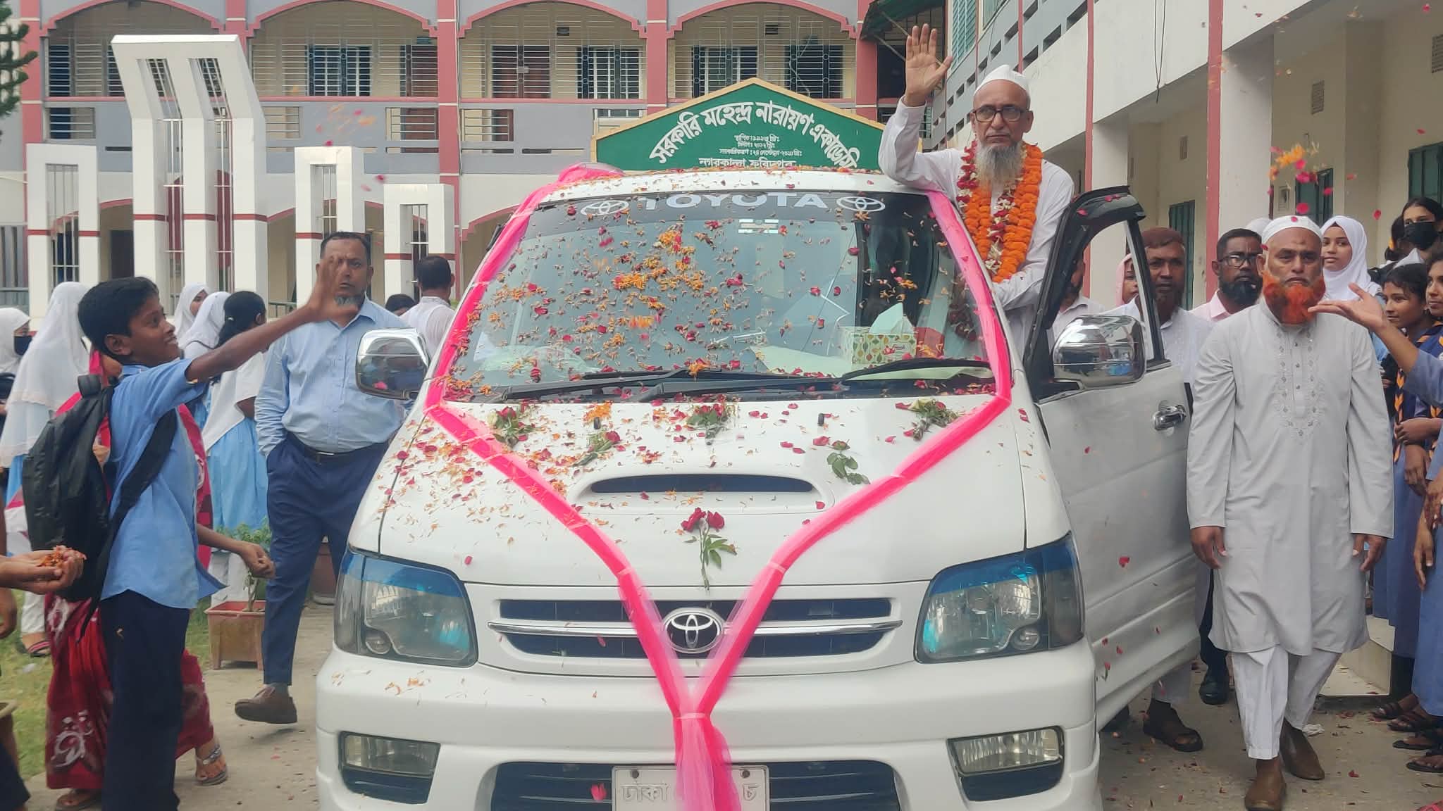 অশ্রুসিক্ত নয়নে প্রধান শিক্ষককে বিদায় জানালেন শিক্ষার্থীরা