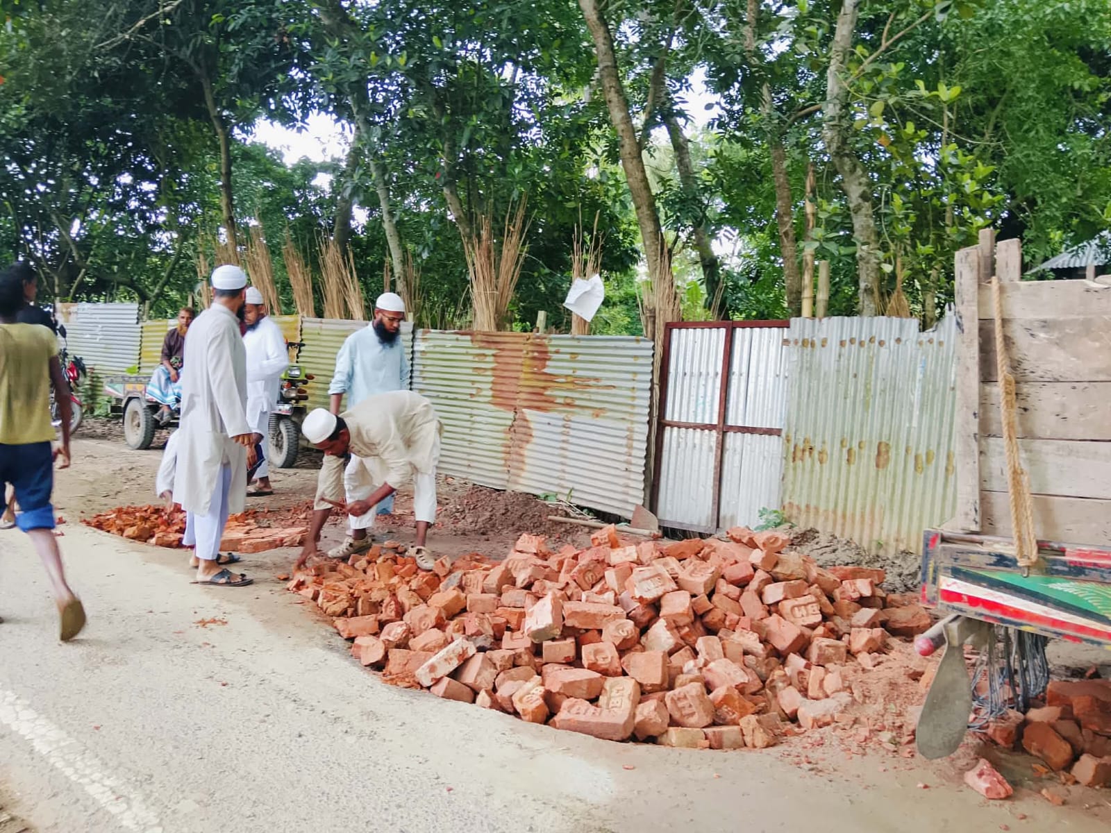 নগরকান্দায় জনদুর্ভোগ কমাতে ঝুঁকিপূর্ণ রাস্তা মেরামত করল বাংলাদেশ খেলাফত যুব মজলিস