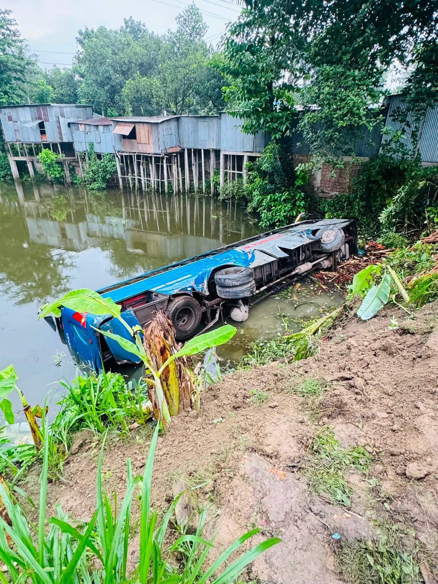 ভাঙ্গা-ফরিদপুর মহাসড়কে বাস-ট্রাক সংঘর্ষ, বাস খাদে; আহত বেশ কয়েকজন