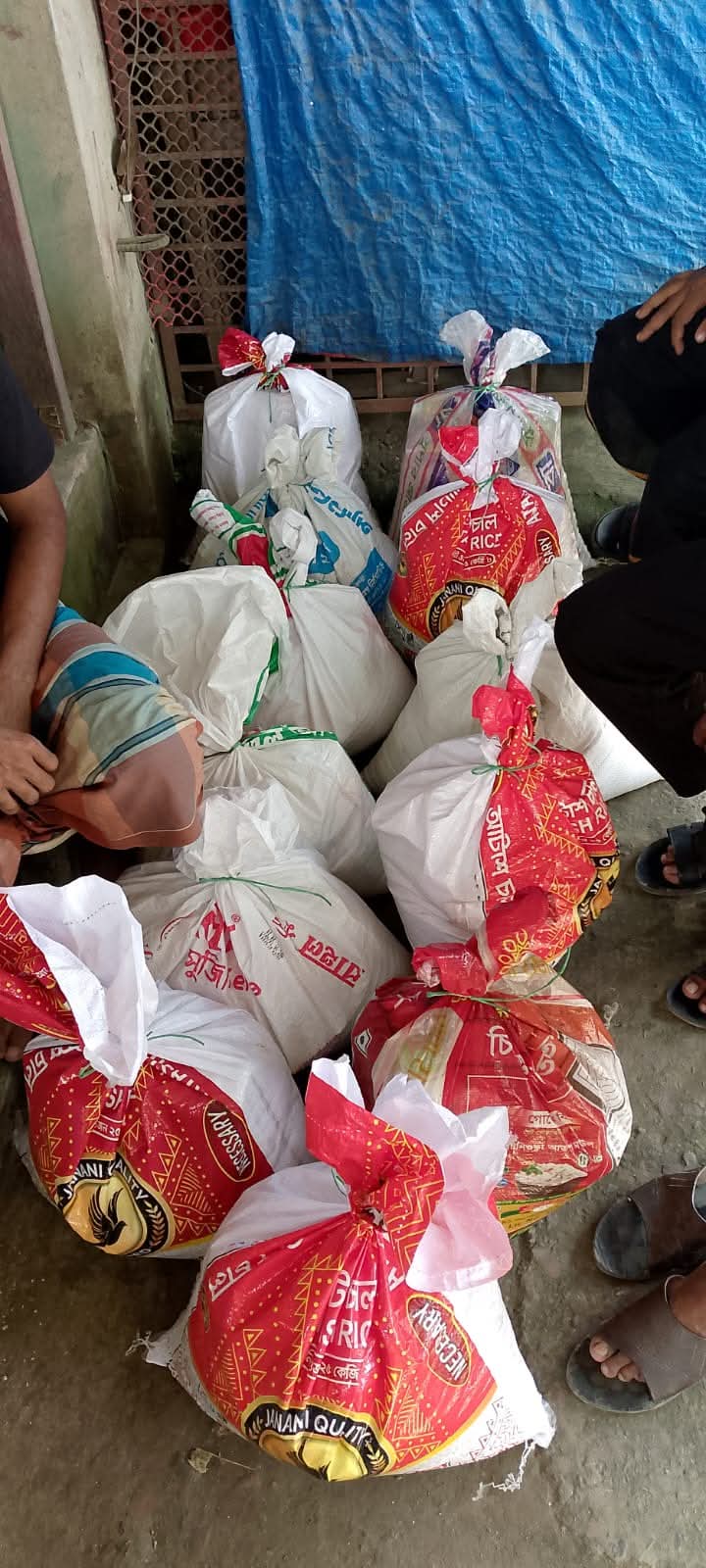 বড় পাইককান্দী সমাজ কল্যাণ যুব পরিষদের উদ্যোগে ১২ অসহায় পরিবারকে সহায়তা প্রদান