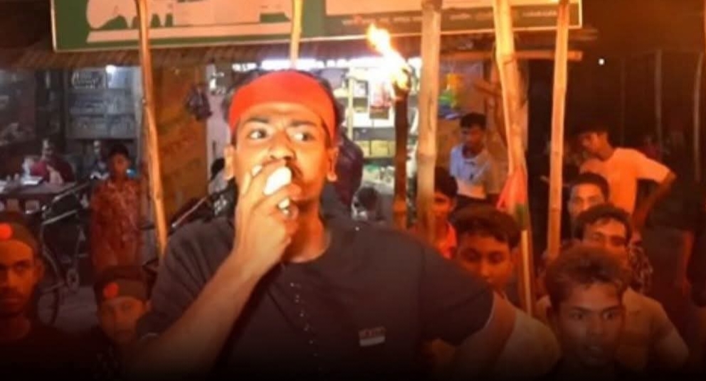 পুলিশ চিনতে না পারায় ক্ষোভ: রাজশাহীতে থানার সামনে ছাত্রদল নেতার মশাল মিছিল!
