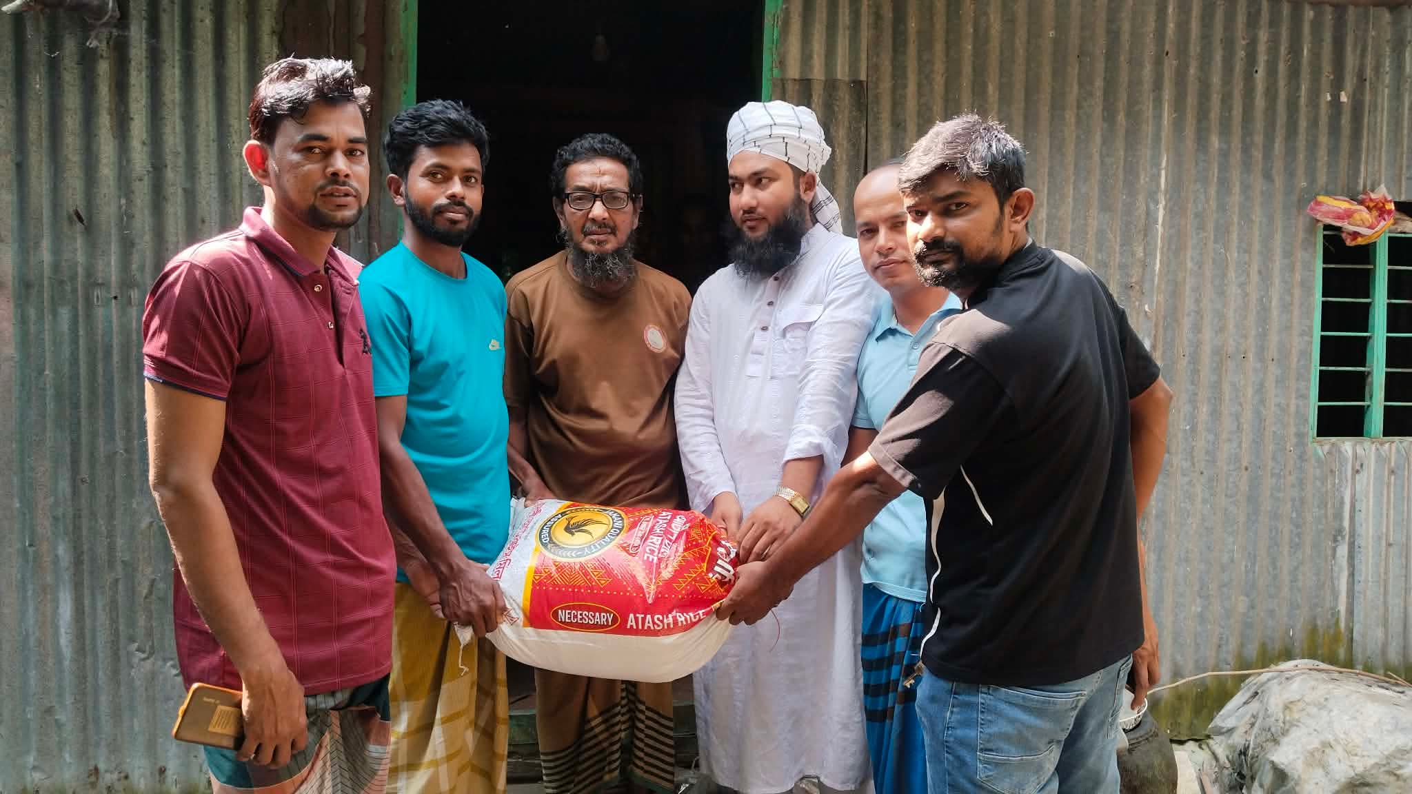 বড় পাইককান্দিতে অসহায় পরিবারের পাশে যুব সমাজ, এক মাসের বাজারসামগ্রী প্রদান